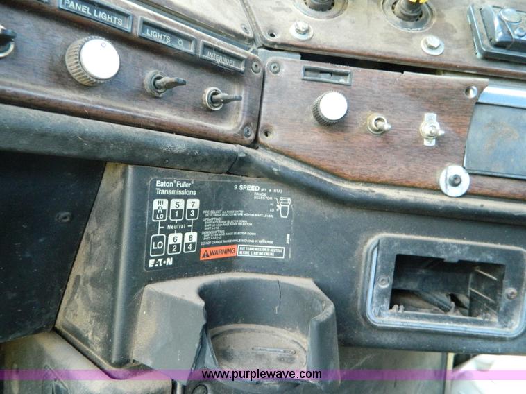 image for item K8163 1993 Freightliner FLD semi truck