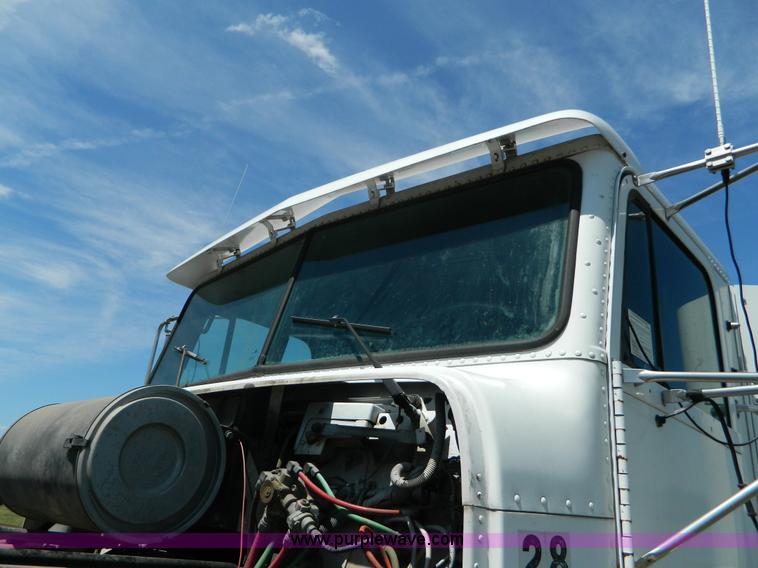 image for item K8163 1993 Freightliner FLD semi truck