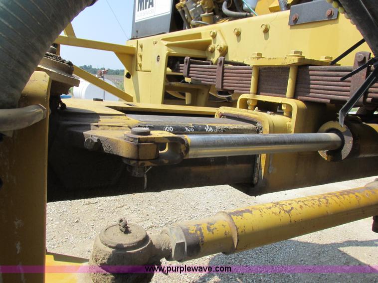 image for item L4017 1996 Ag-Chem RoGator 544 self-propelled sprayer