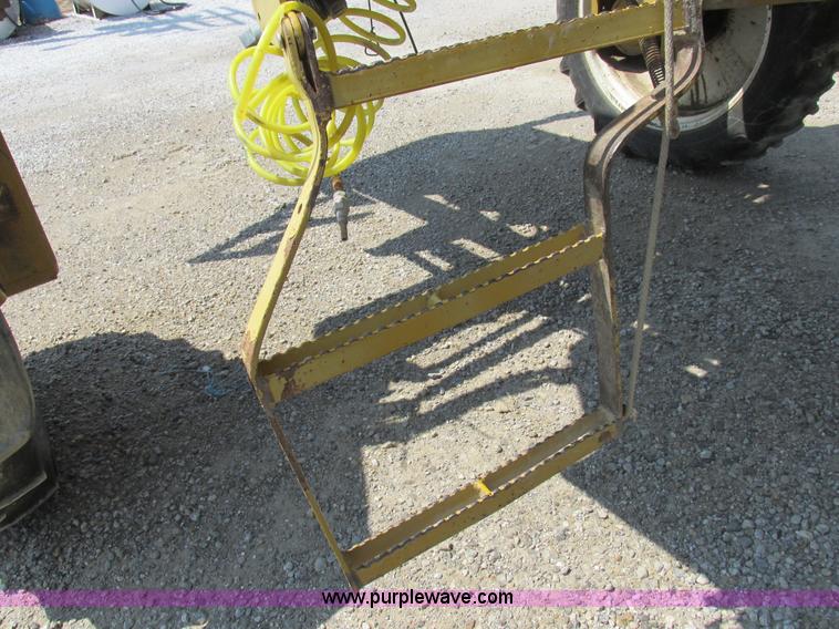 image for item L4017 1996 Ag-Chem RoGator 544 self-propelled sprayer