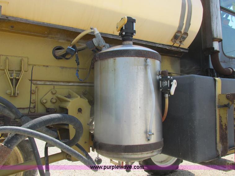 image for item L4017 1996 Ag-Chem RoGator 544 self-propelled sprayer