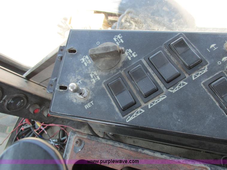 image for item L4017 1996 Ag-Chem RoGator 544 self-propelled sprayer