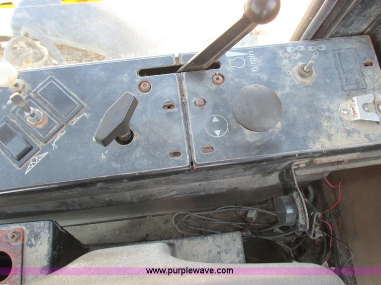 image for item L4017 1996 Ag-Chem RoGator 544 self-propelled sprayer