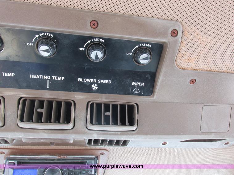 image for item L4017 1996 Ag-Chem RoGator 544 self-propelled sprayer