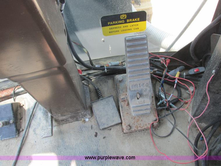 image for item L4017 1996 Ag-Chem RoGator 544 self-propelled sprayer