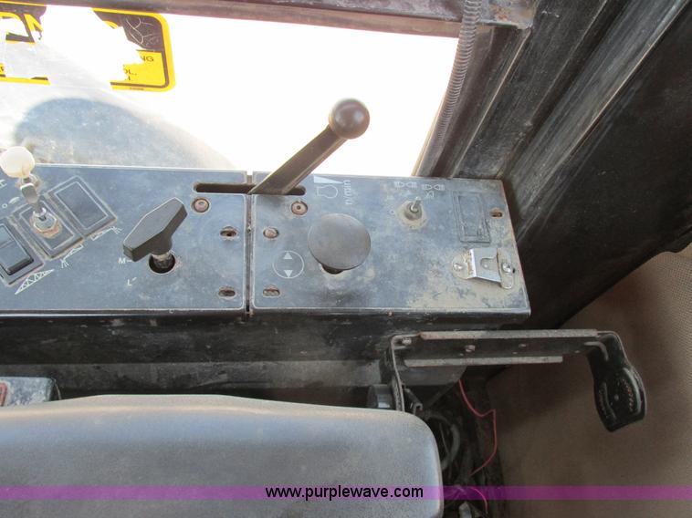 image for item L4017 1996 Ag-Chem RoGator 544 self-propelled sprayer