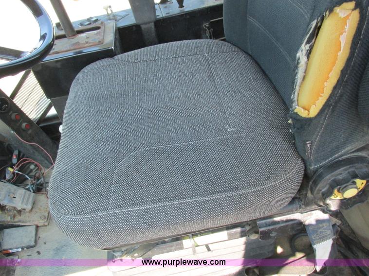 image for item L4017 1996 Ag-Chem RoGator 544 self-propelled sprayer