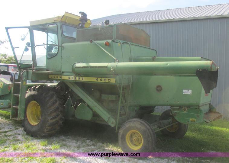 image for item L4027 1976 John Deere 4400 combine
