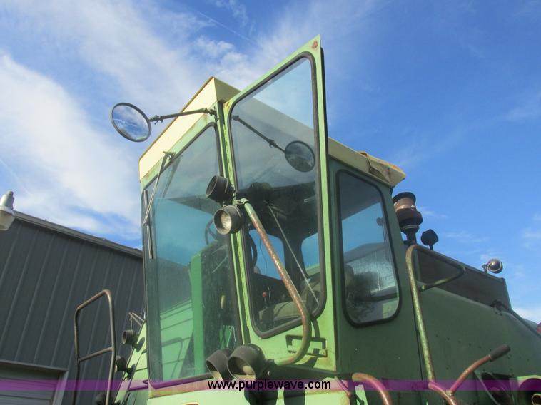 image for item L4027 1976 John Deere 4400 combine