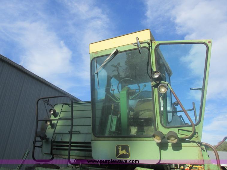 image for item L4027 1976 John Deere 4400 combine