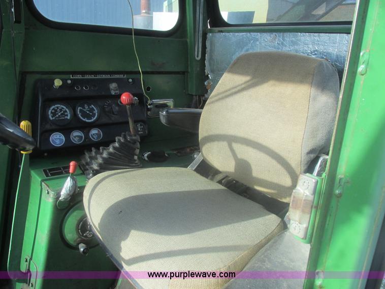 image for item L4027 1976 John Deere 4400 combine
