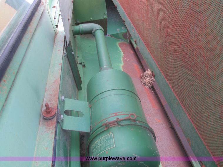 image for item L4027 1976 John Deere 4400 combine