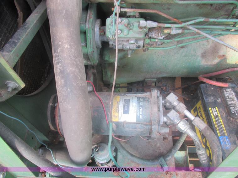 image for item L4027 1976 John Deere 4400 combine