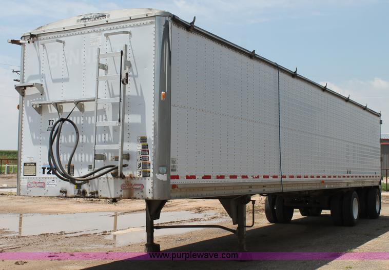 image for item L4366 2000 Wilson DWG-400W grain trailer