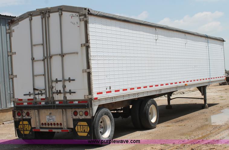 image for item L4366 2000 Wilson DWG-400W grain trailer