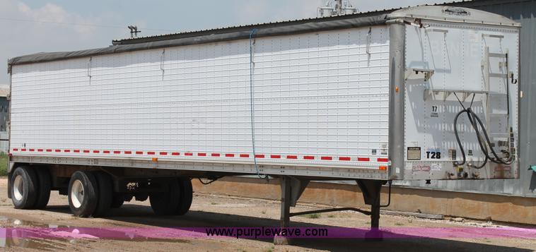 image for item L4366 2000 Wilson DWG-400W grain trailer