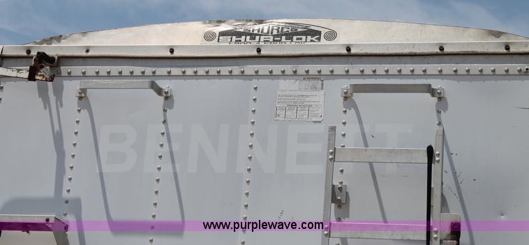 image for item L4366 2000 Wilson DWG-400W grain trailer