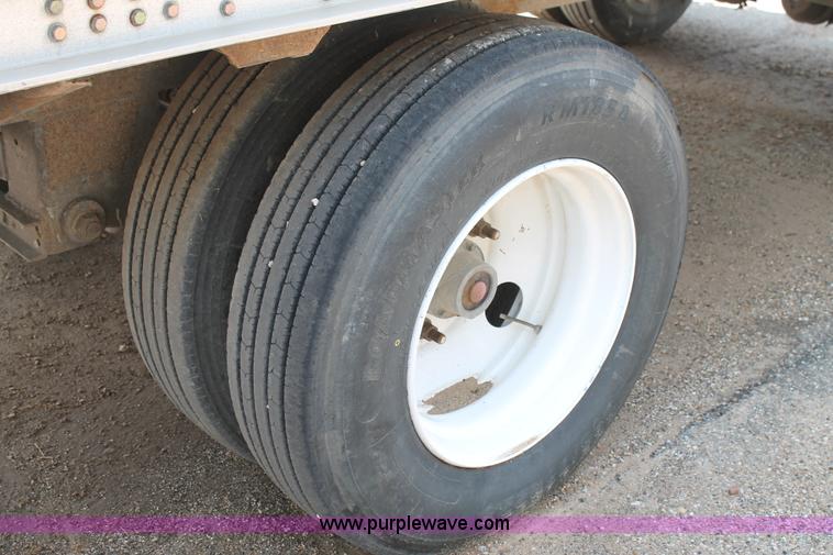 image for item L4366 2000 Wilson DWG-400W grain trailer