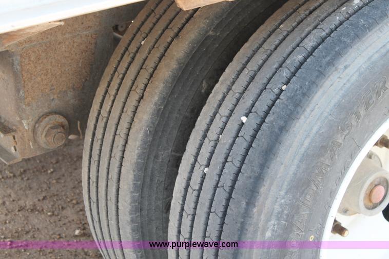 image for item L4366 2000 Wilson DWG-400W grain trailer