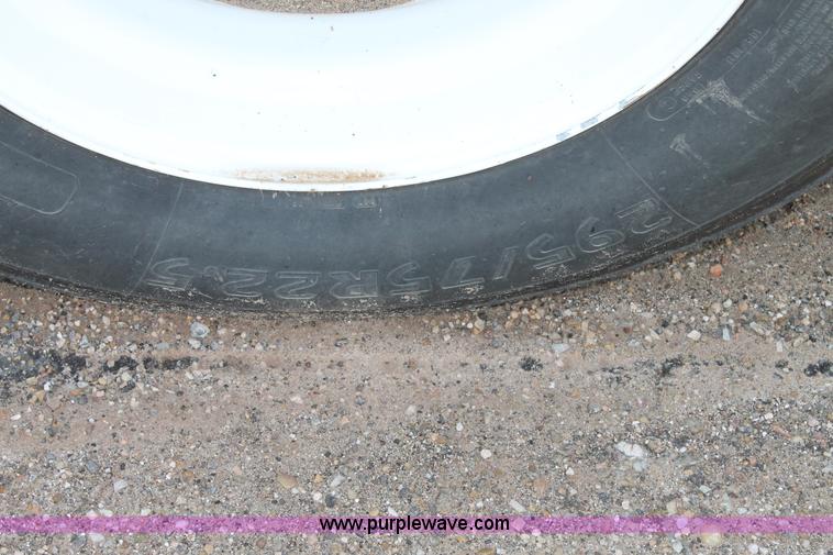 image for item L4366 2000 Wilson DWG-400W grain trailer