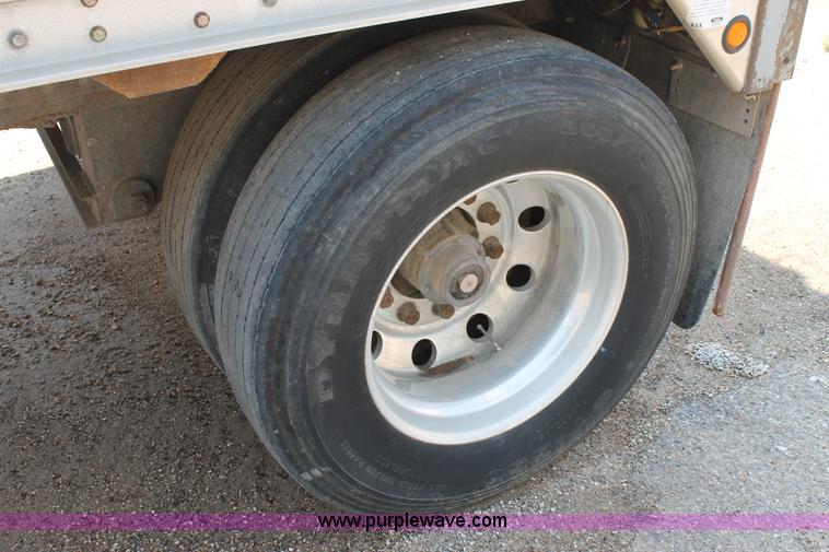 image for item L4366 2000 Wilson DWG-400W grain trailer