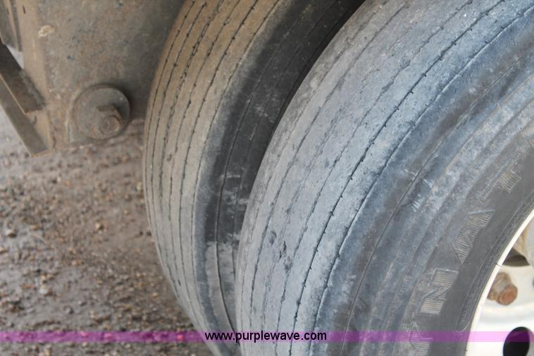 image for item L4366 2000 Wilson DWG-400W grain trailer