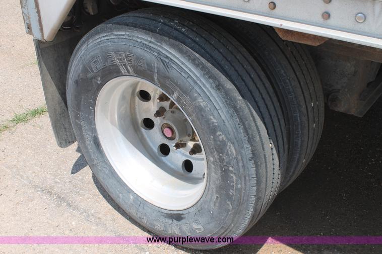 image for item L4366 2000 Wilson DWG-400W grain trailer