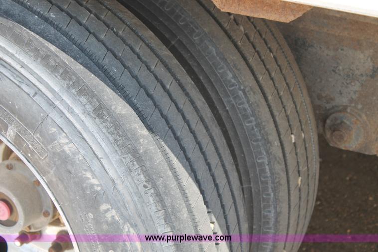 image for item L4366 2000 Wilson DWG-400W grain trailer