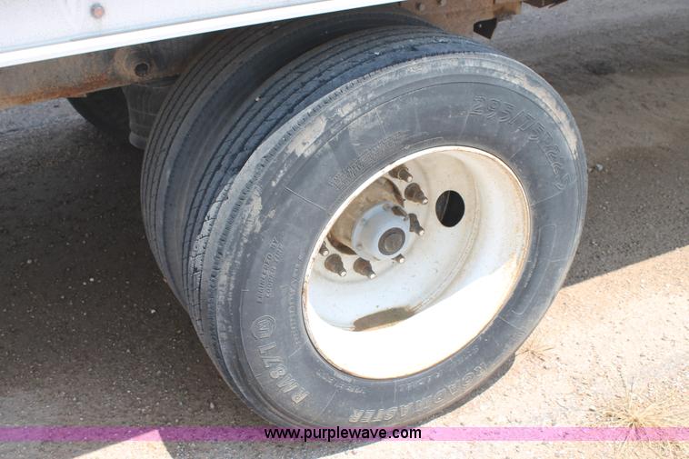 image for item L4366 2000 Wilson DWG-400W grain trailer