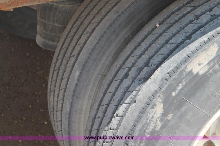 image for item L4366 2000 Wilson DWG-400W grain trailer