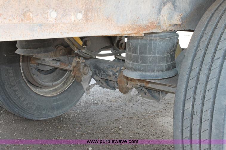 image for item L4366 2000 Wilson DWG-400W grain trailer