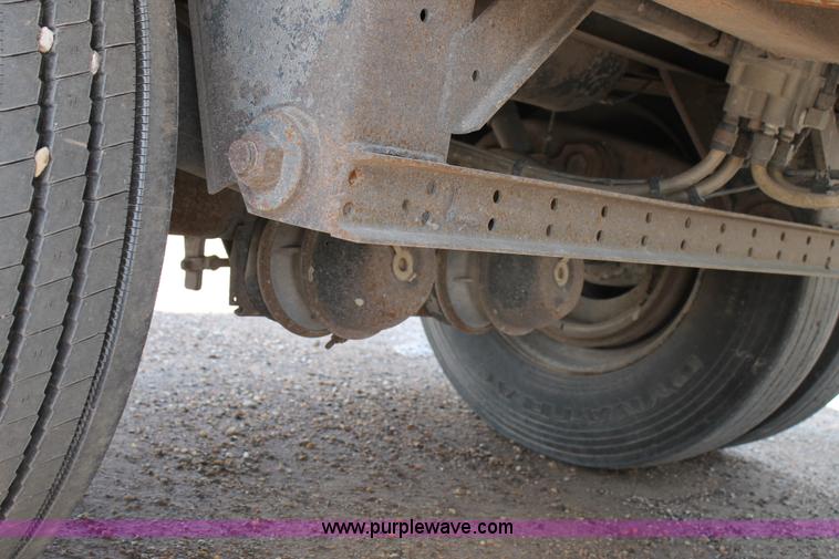 image for item L4366 2000 Wilson DWG-400W grain trailer