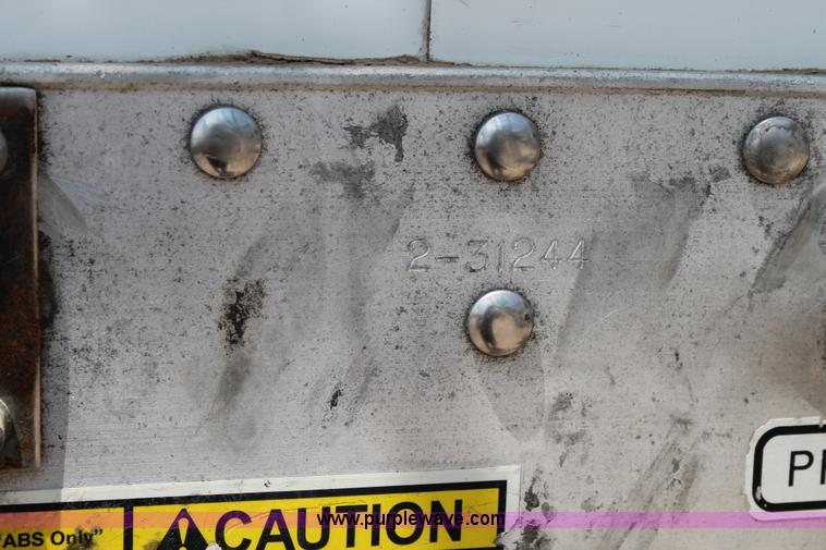 image for item L4366 2000 Wilson DWG-400W grain trailer