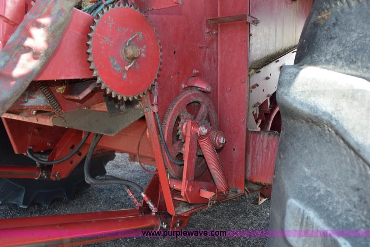 image for item L5754 1993 Case IH 1688 combine