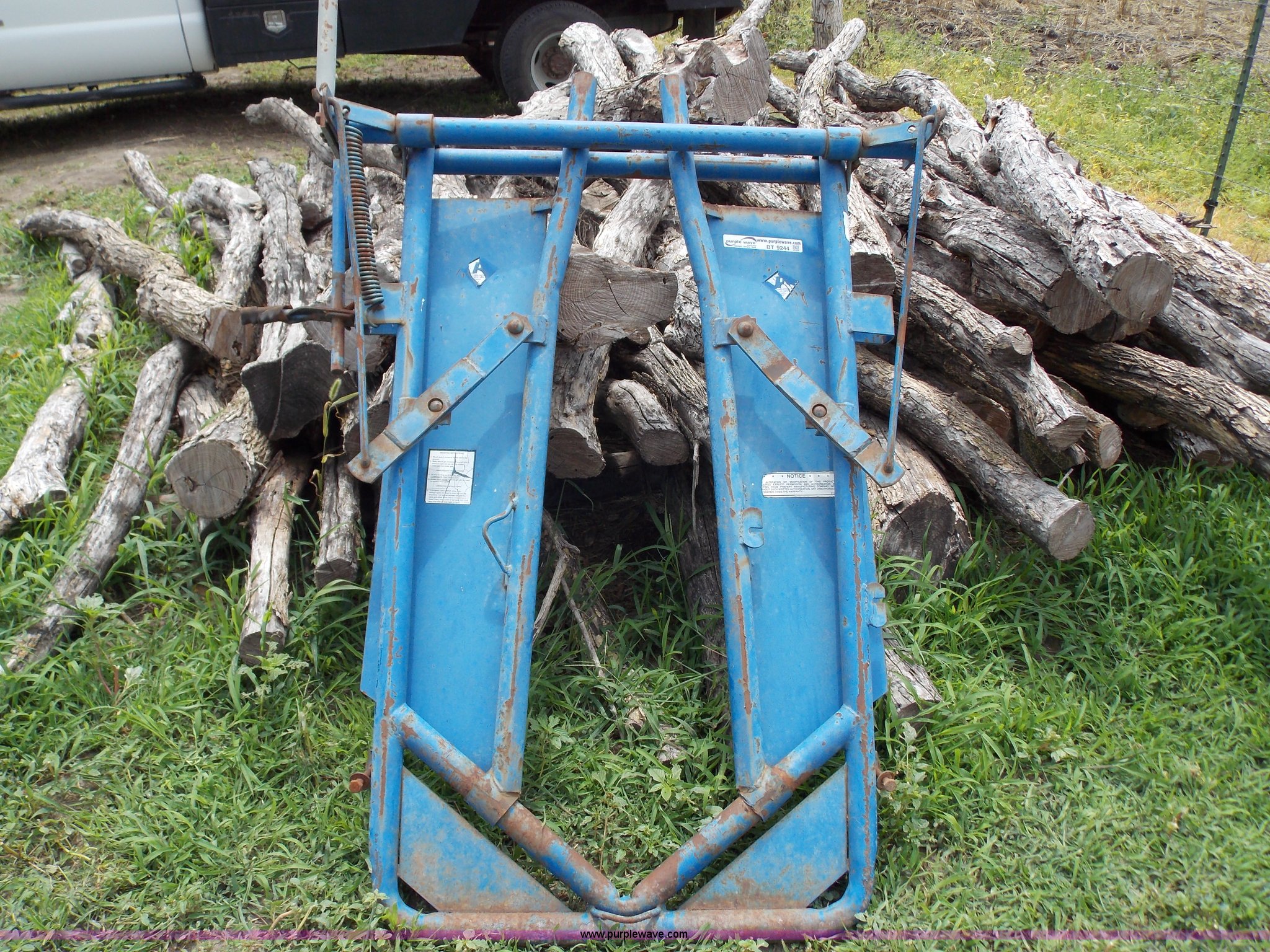 Pearson cattle head gate in Beloit, KS Item BT9244 sold Purple Wave
