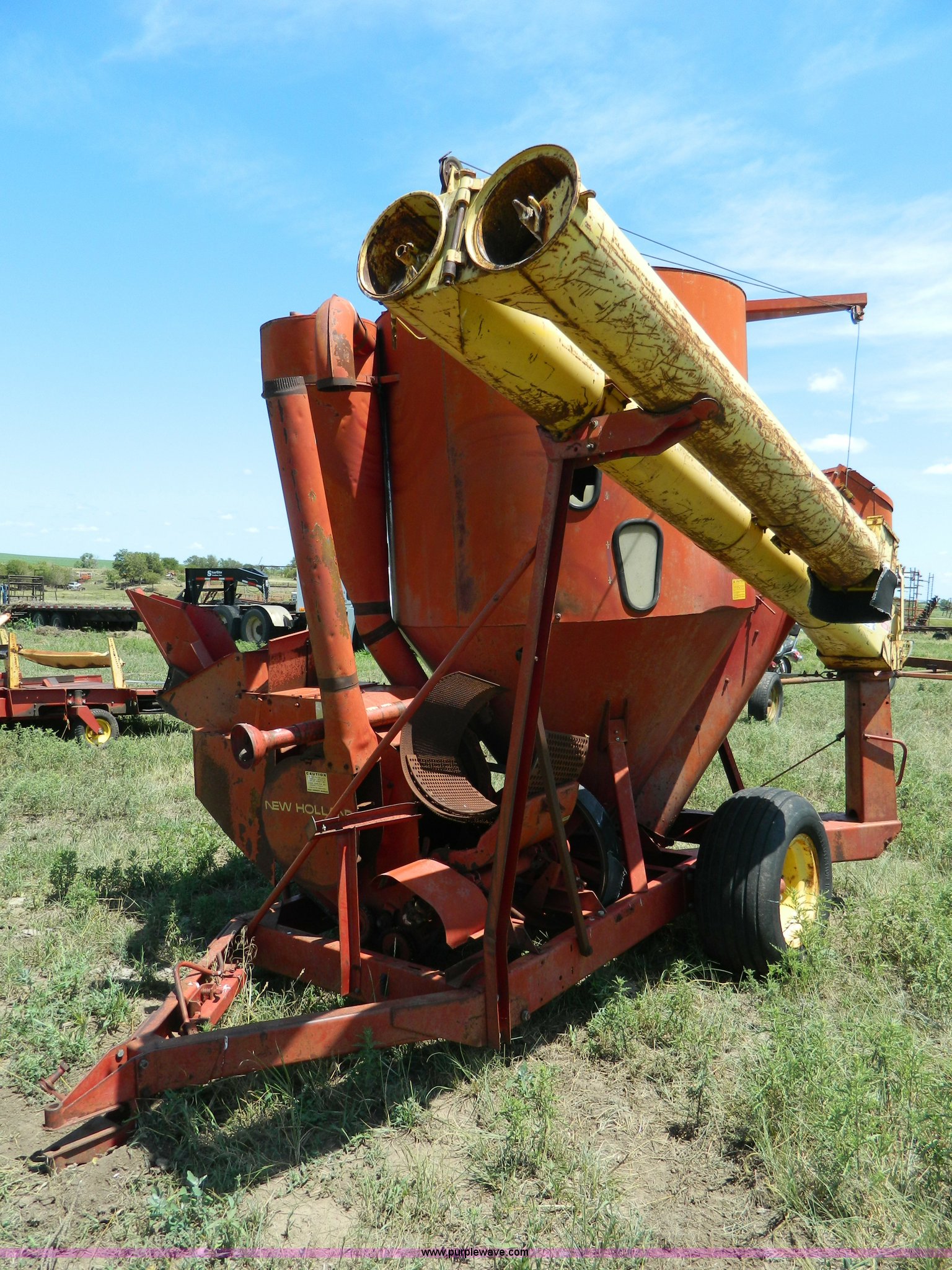 New Holland 352 mixer grinder in Wilson, KS Item K8160 sold Purple Wave