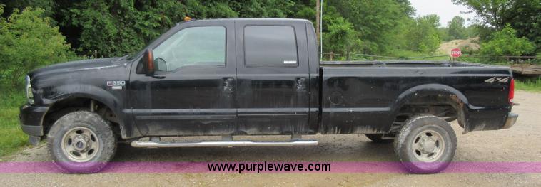 image for item AO9084 2003 Ford F350 Super Duty Lariat Crew Cab pickup truck
