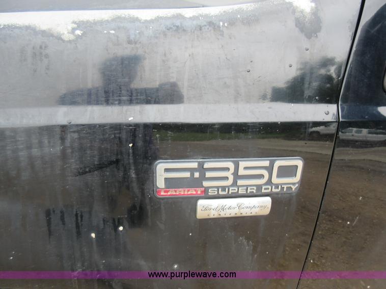 image for item AO9084 2003 Ford F350 Super Duty Lariat Crew Cab pickup truck