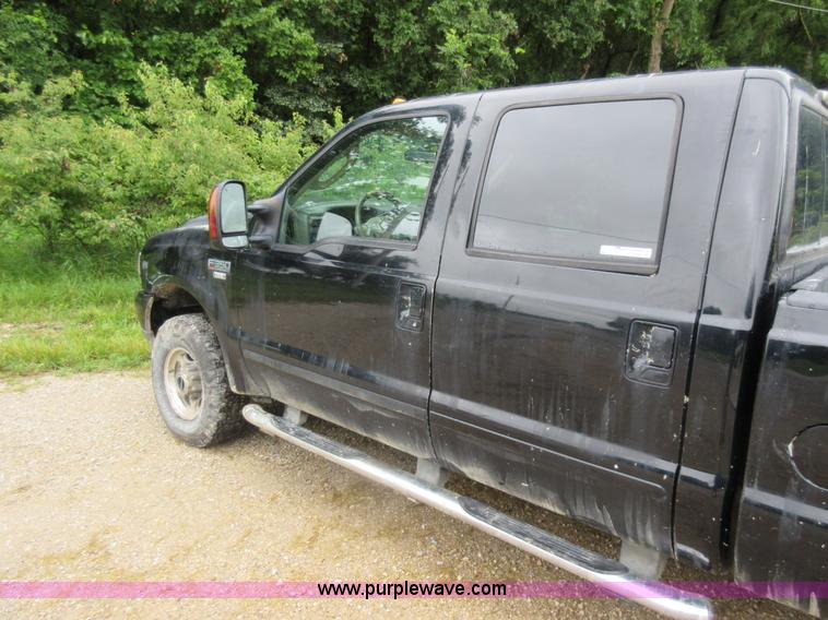 image for item AO9084 2003 Ford F350 Super Duty Lariat Crew Cab pickup truck