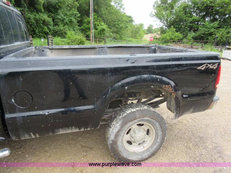 image for item AO9084 2003 Ford F350 Super Duty Lariat Crew Cab pickup truck