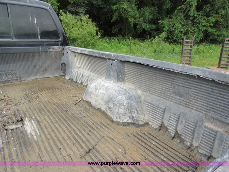 image for item AO9084 2003 Ford F350 Super Duty Lariat Crew Cab pickup truck