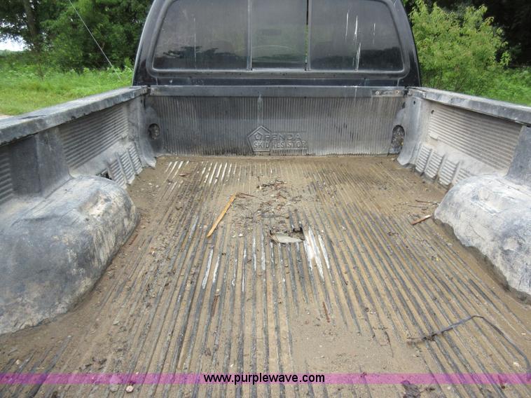 image for item AO9084 2003 Ford F350 Super Duty Lariat Crew Cab pickup truck