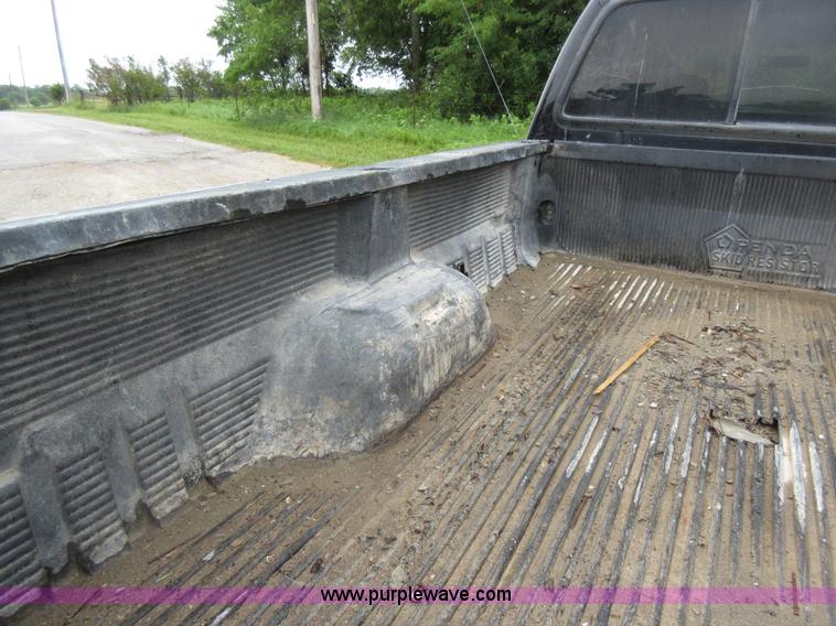 image for item AO9084 2003 Ford F350 Super Duty Lariat Crew Cab pickup truck