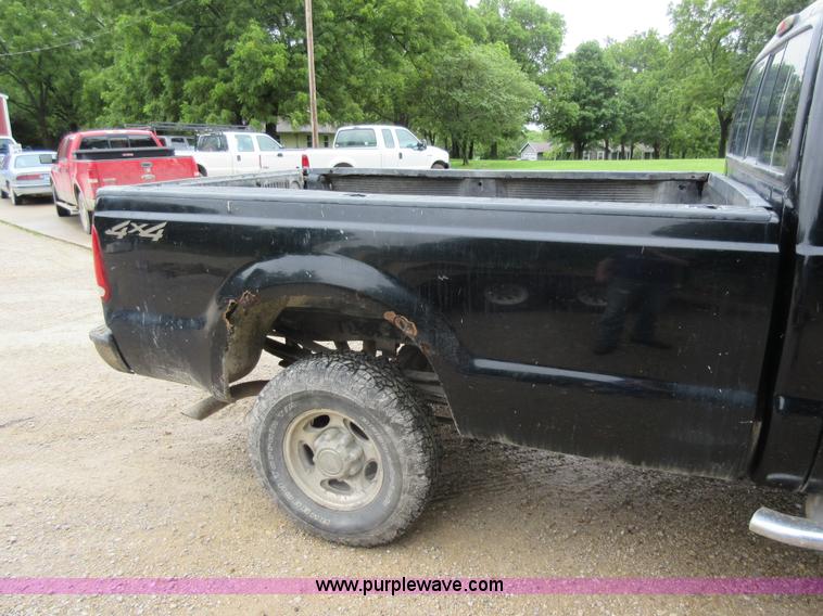 image for item AO9084 2003 Ford F350 Super Duty Lariat Crew Cab pickup truck