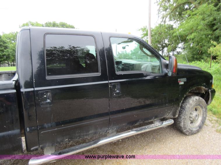 image for item AO9084 2003 Ford F350 Super Duty Lariat Crew Cab pickup truck