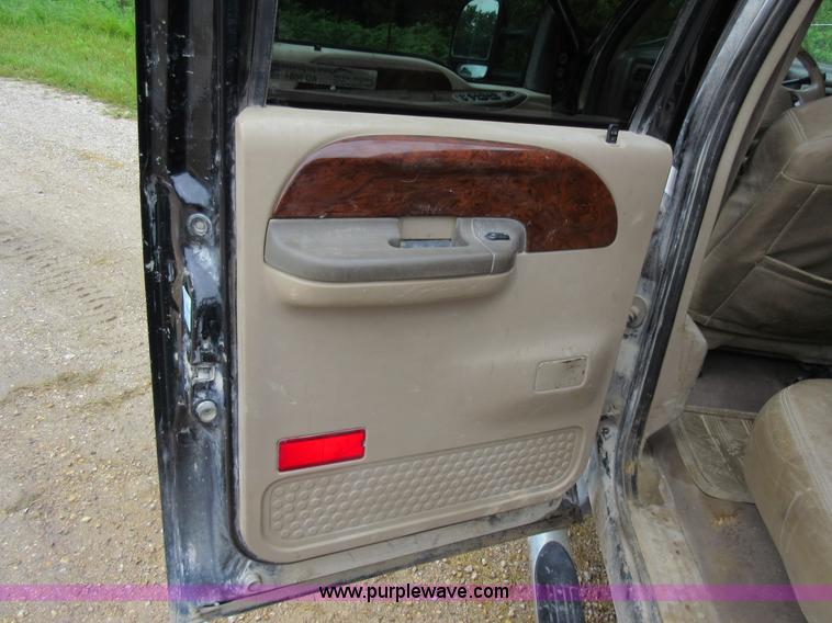 image for item AO9084 2003 Ford F350 Super Duty Lariat Crew Cab pickup truck