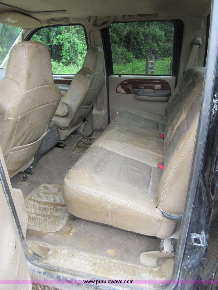 image for item AO9084 2003 Ford F350 Super Duty Lariat Crew Cab pickup truck