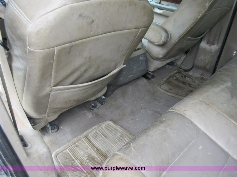 image for item AO9084 2003 Ford F350 Super Duty Lariat Crew Cab pickup truck