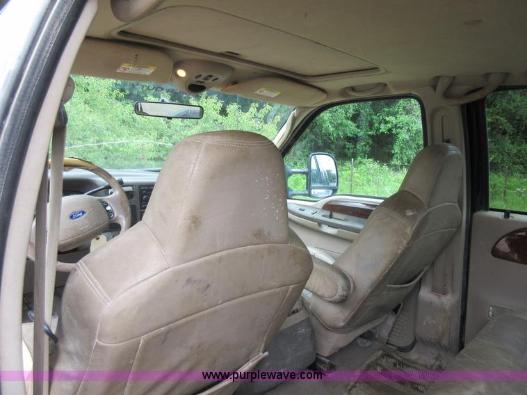 image for item AO9084 2003 Ford F350 Super Duty Lariat Crew Cab pickup truck