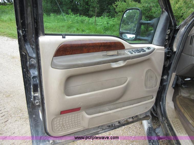 image for item AO9084 2003 Ford F350 Super Duty Lariat Crew Cab pickup truck